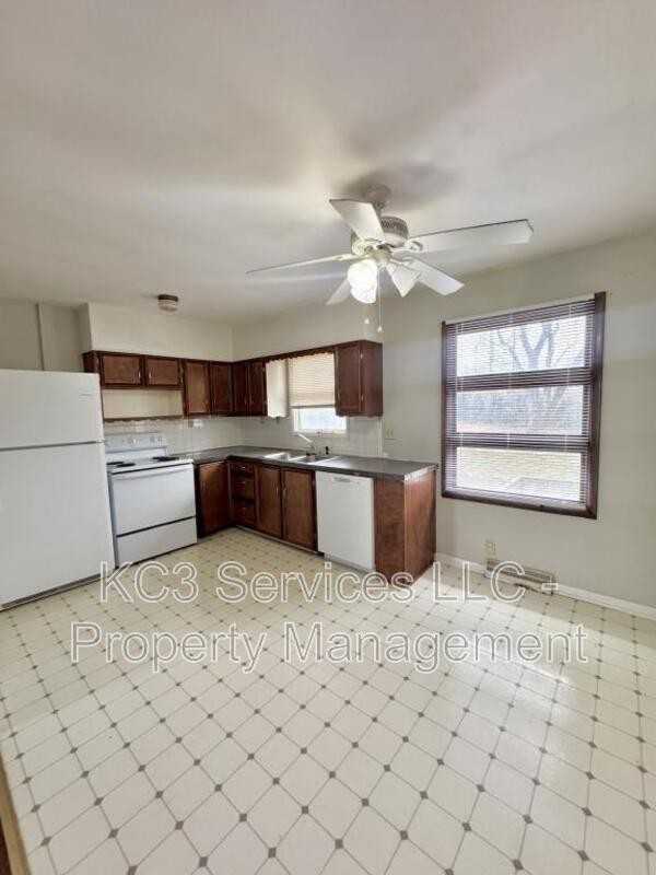 202 Nw 22nd St - Photo 6 of 12