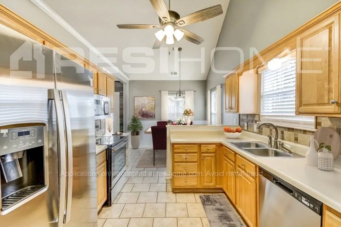 513 Baronne St - Photo 2 of 16