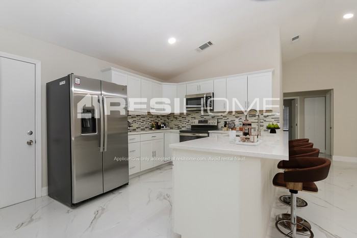 112 Raintree Trl - Photo 3 of 20