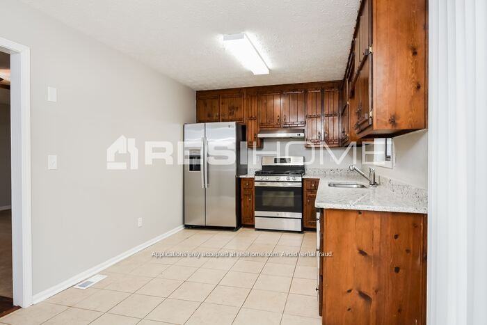 6060 Sutton Pl - Photo 3 of 21