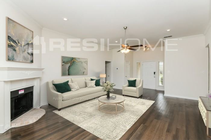 1410 Hyde Park Blvd - Photo 5 of 16