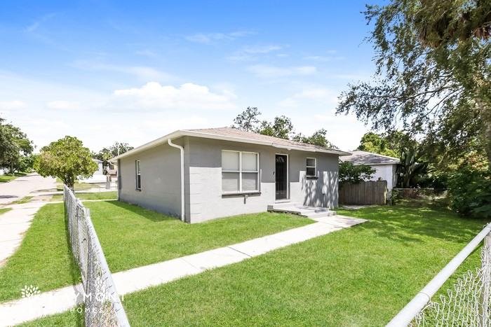 8415 N 10th St - Photo 4 of 12