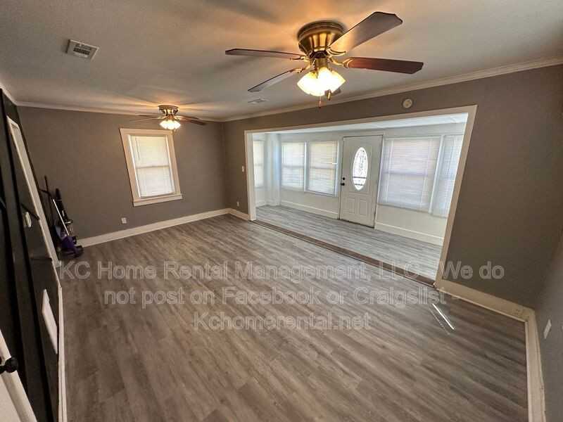 2917 E 61st St - Photo 4 of 24