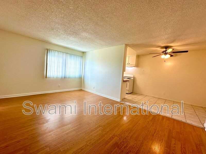 1535 W 102nd St #06 - Photo 2 of 10