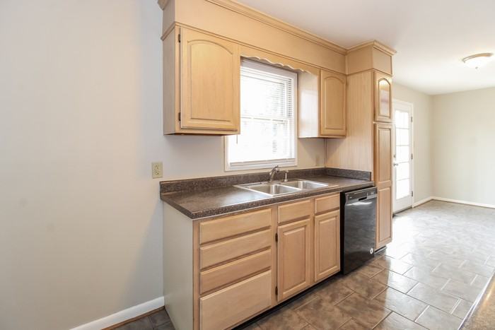 310 Anchor Dr - Photo 3 of 9