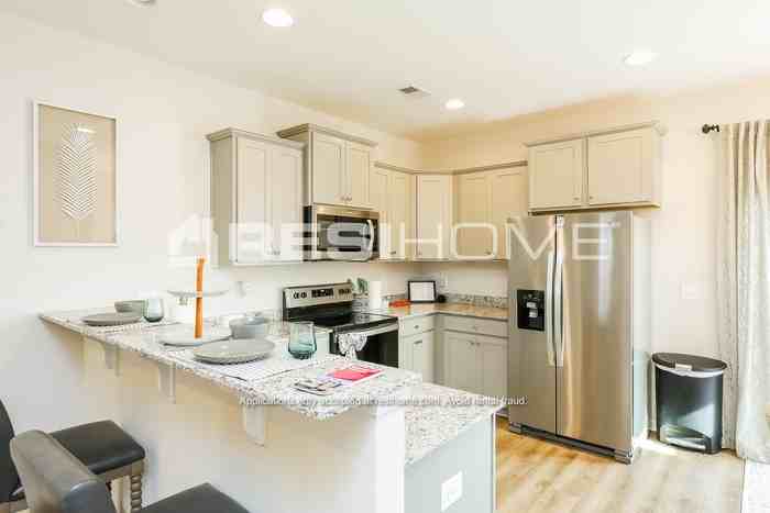 445 Country Club Ln - Photo 3 of 18