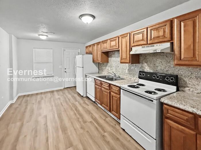 248 Fox Glen Rd Nw #B - Photo 2 of 19