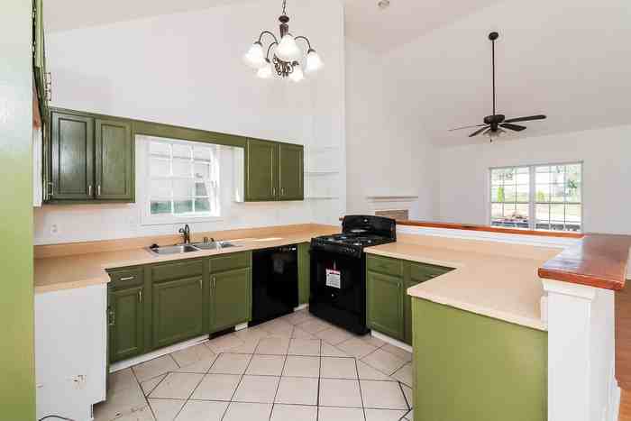 305 Brook Ct - Photo 6 of 13