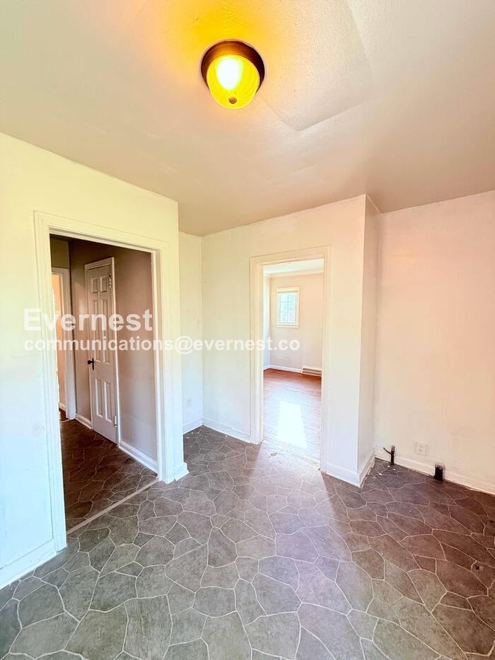 5747 Lakepointe St - Photo 4 of 35