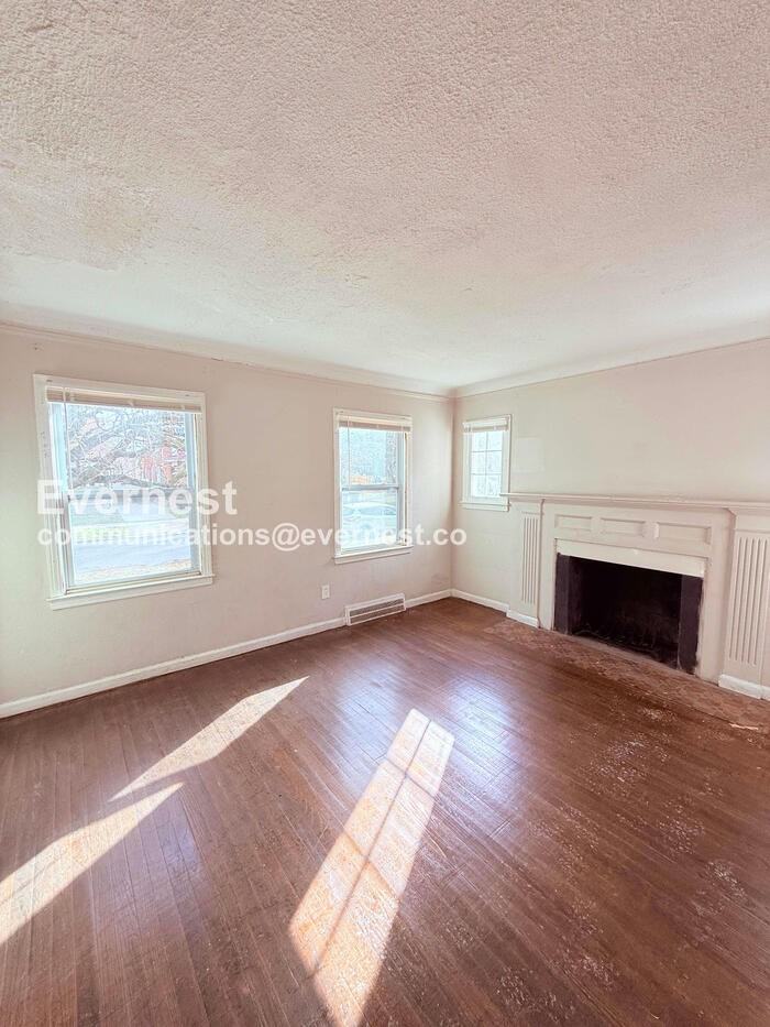 5747 Lakepointe St - Photo 6 of 35