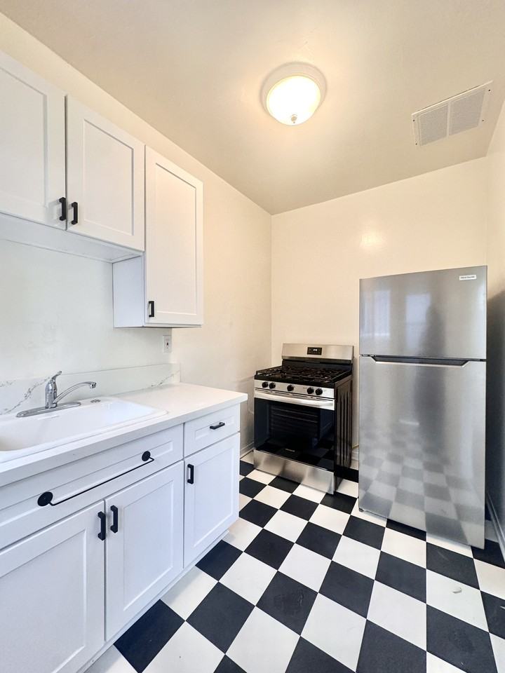 1356 N Gardner St #A - Photo 6 of 12