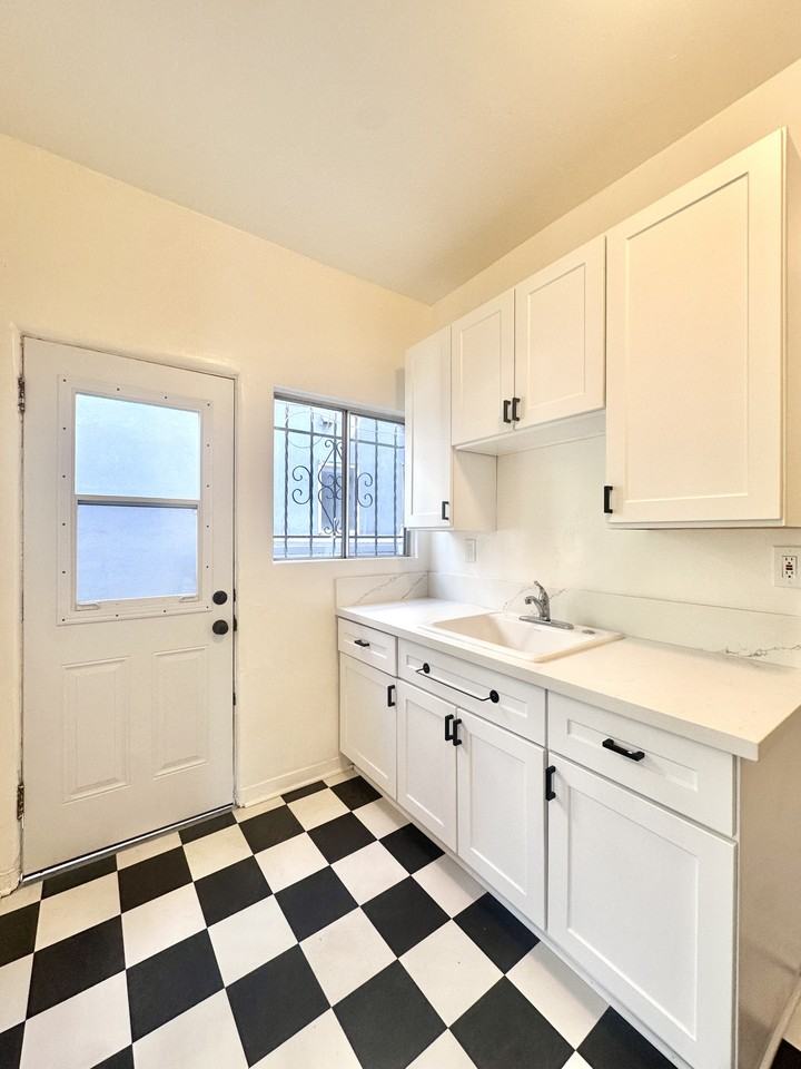 1356 N Gardner St #A - Photo 7 of 12