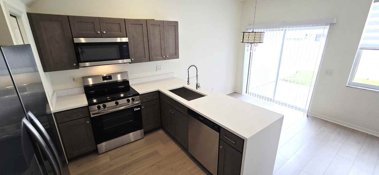 569 Vallance Way Ne #569 - Photo 5 of 28