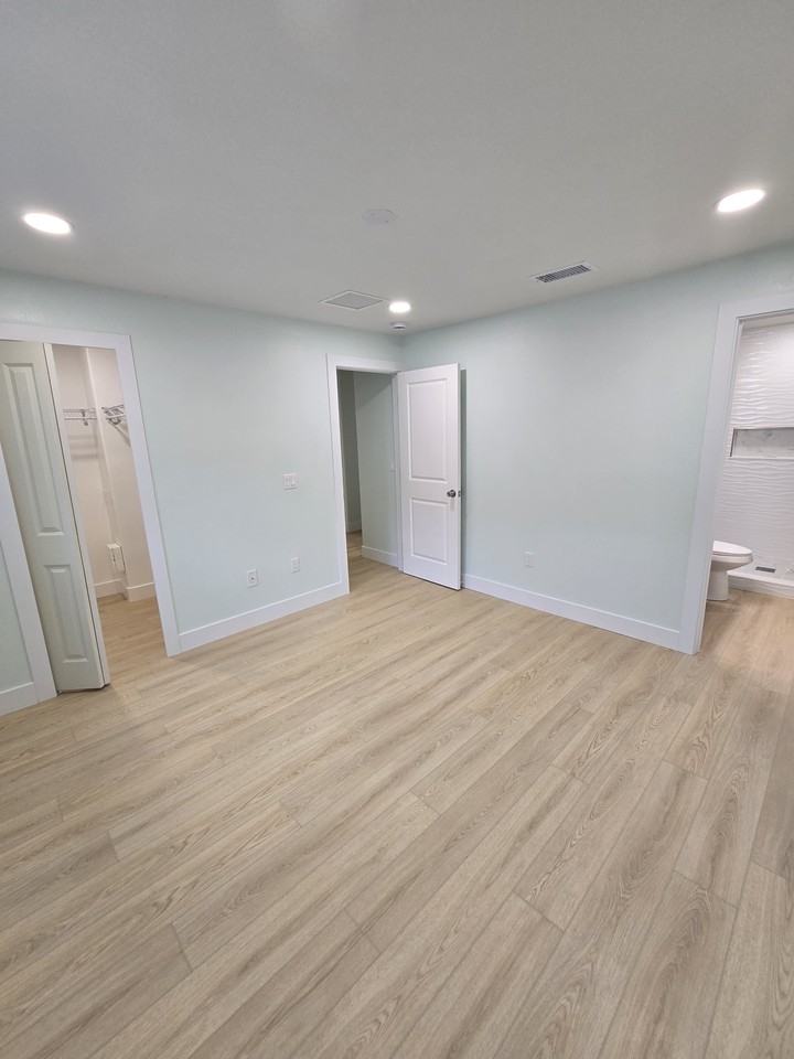 10918 Keys Gate Dr - Photo 2 of 20