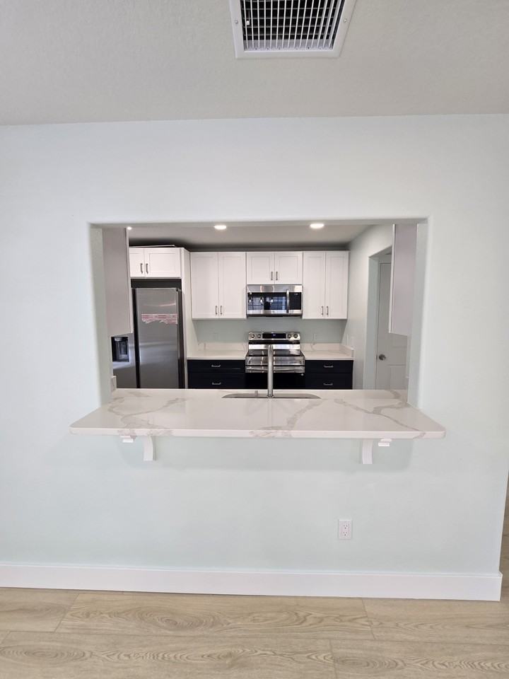 10918 Keys Gate Dr - Photo 4 of 20