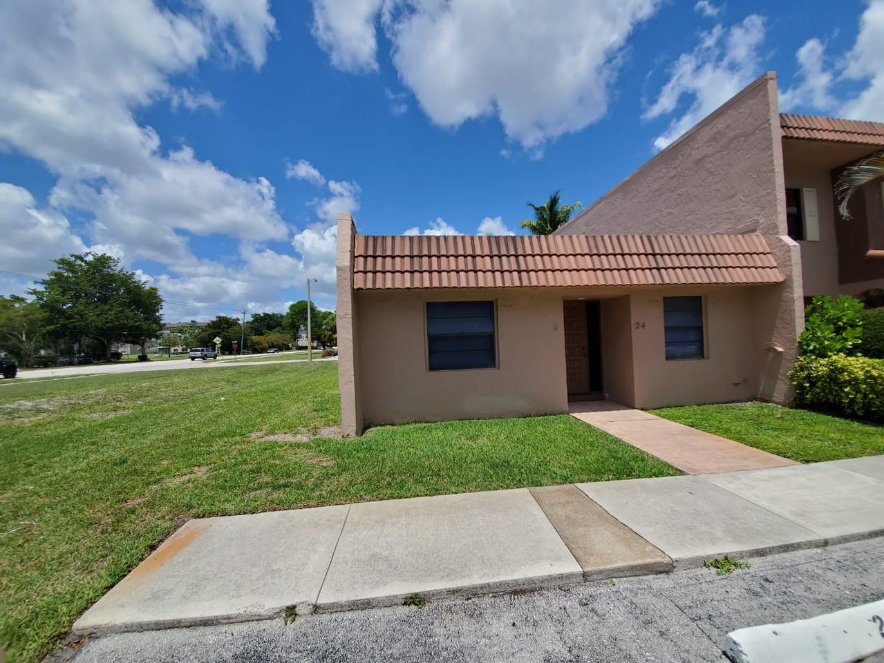 24 Laredo Pl - Photo 2 of 19