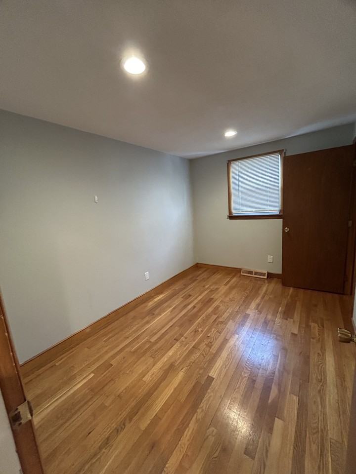 2 Lord Ter - Photo 2 of 4