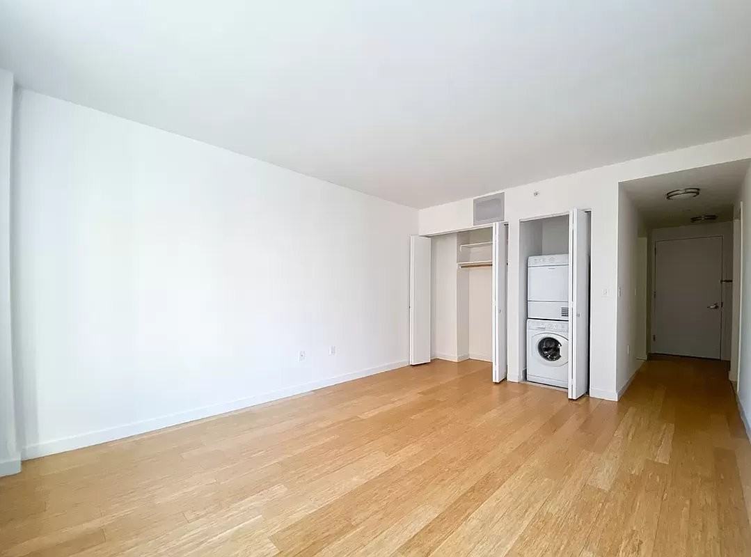 E 2nd St #2H - Photo 3 of 8