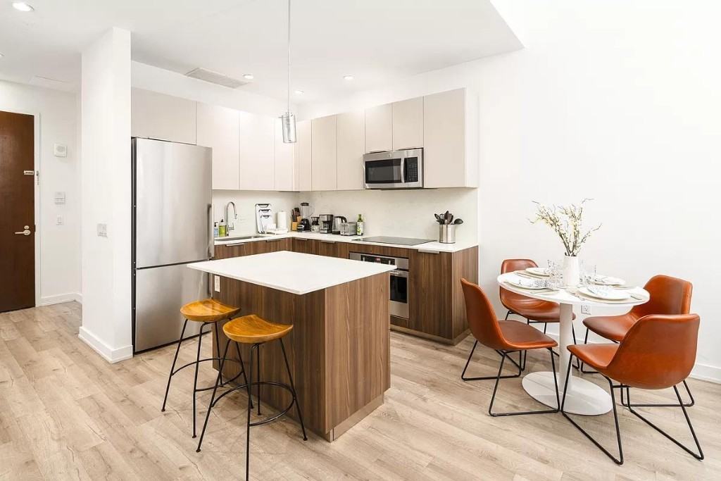 Dutch St #17M - Photo 2 of 18