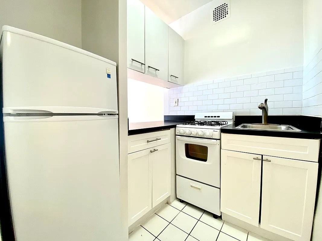 E 74th St #2T - Photo 3 of 5