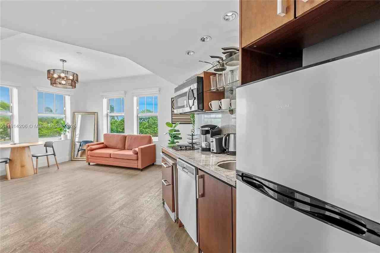 1060 Ocean Dr - Photo 5 of 9