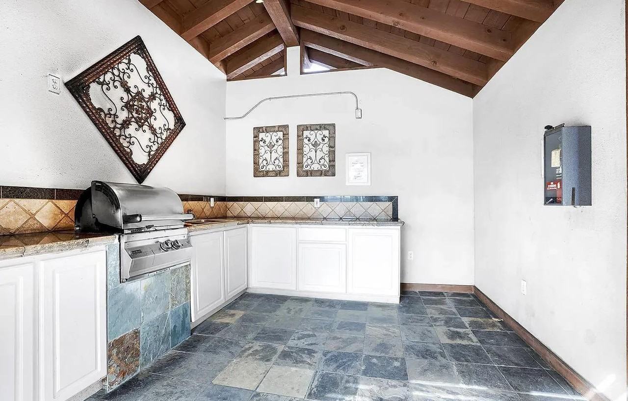 930 Peach Ave - Photo 2 of 10