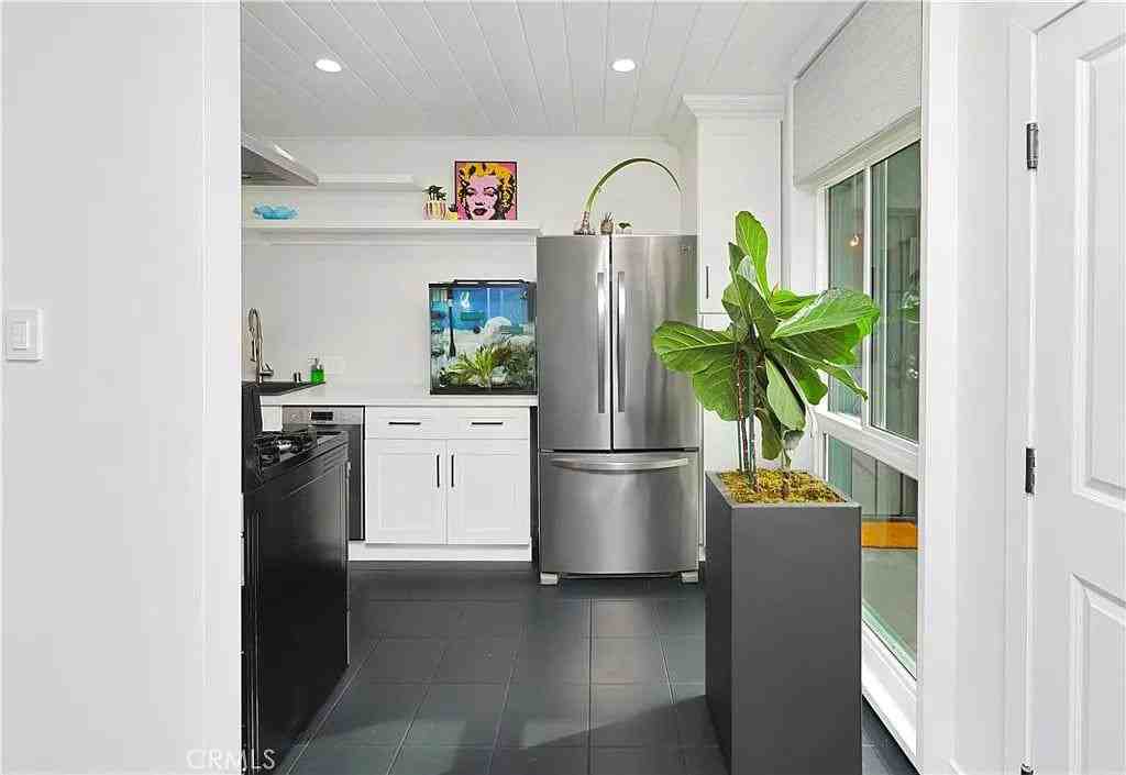 930 Peach Ave - Photo 7 of 10