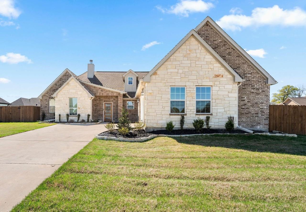 1000 Stone Hill St - Photo 2 of 11