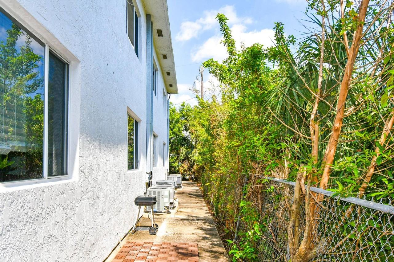 627 NE 6th Ave - Photo 7 of 9