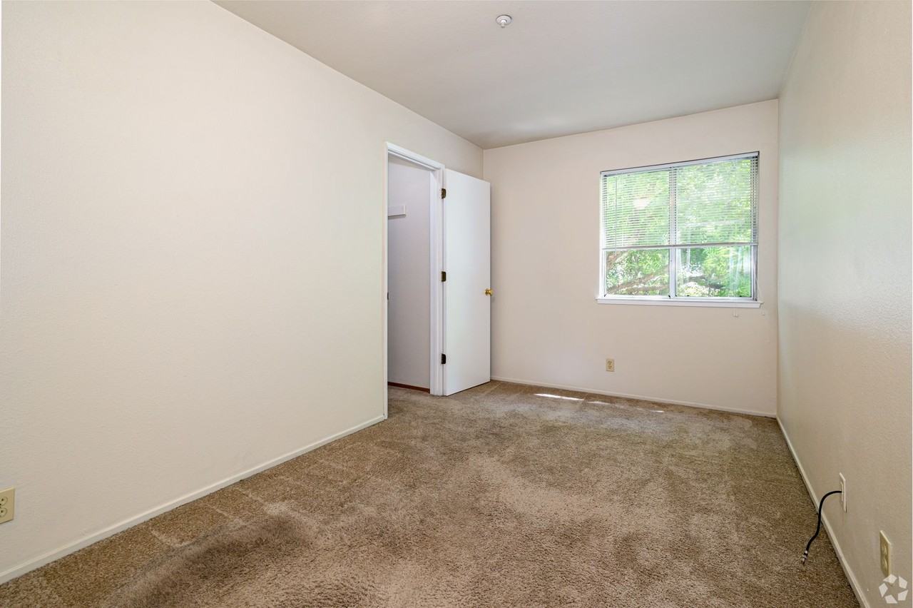 AMG Townhomes - Photo 7 of 11