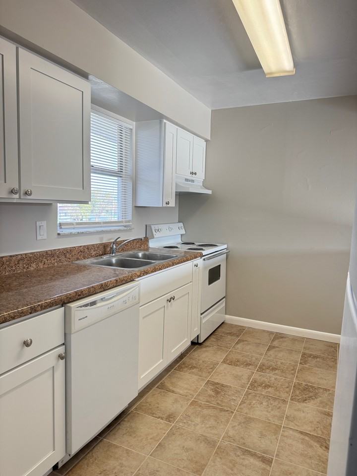 3325 Se 15th Pl #202 - Photo 3 of 10