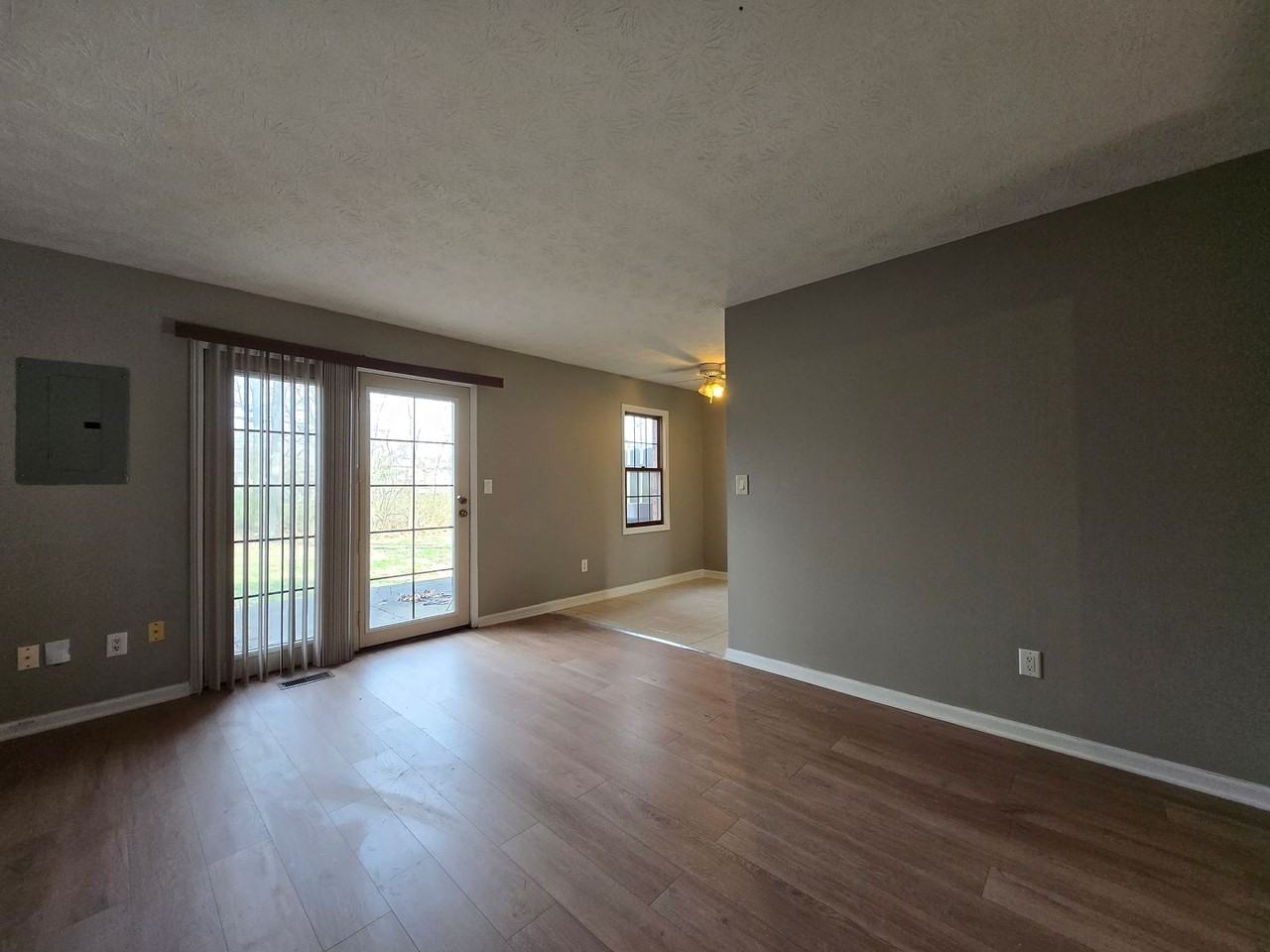 4335 Frontenac Dr - Photo 7 of 38