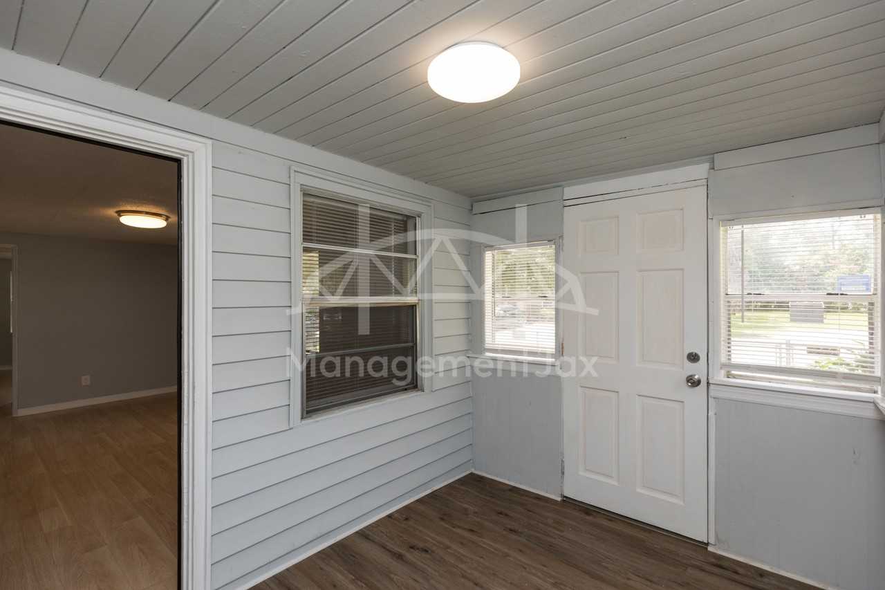 3303 Jones St #1 - Photo 3 of 11