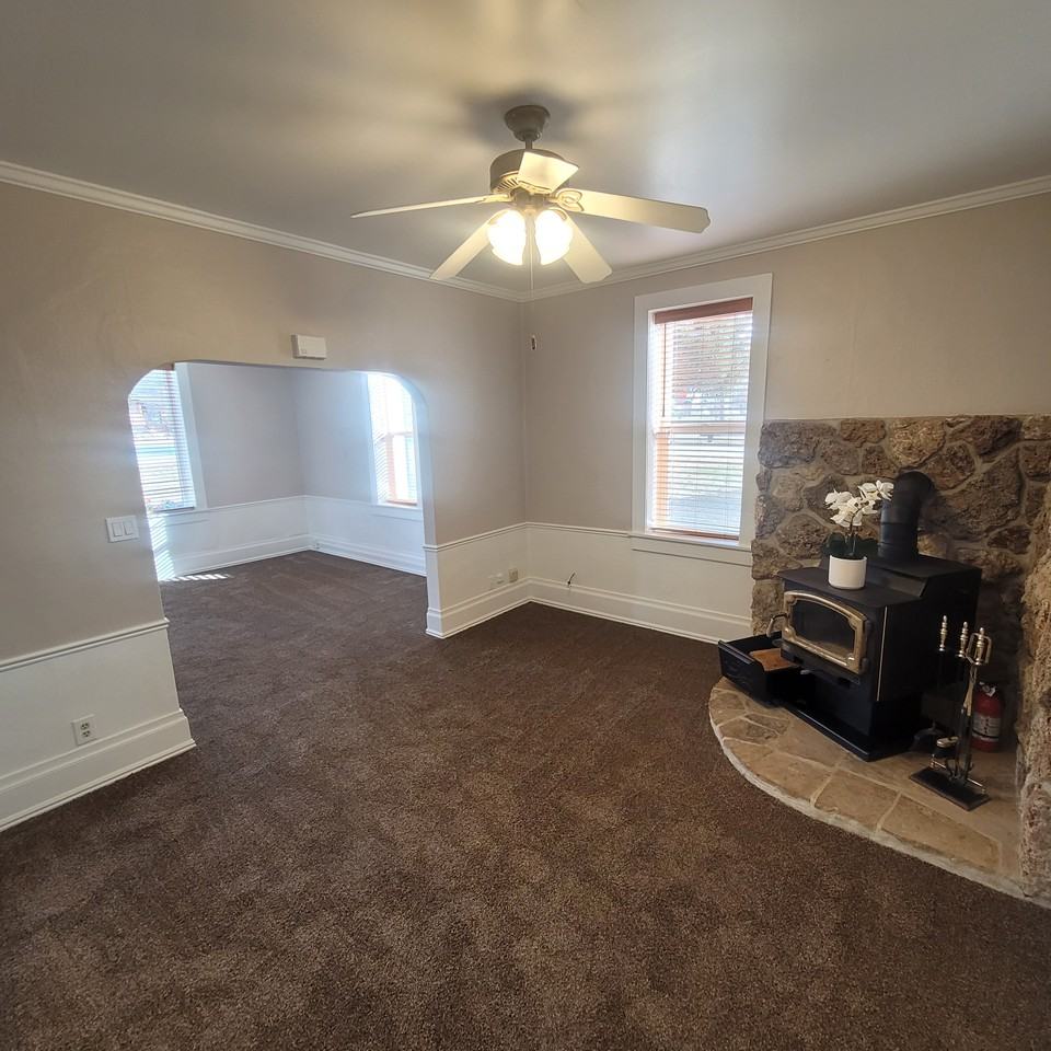 150 E Main St #1 - Photo 4 of 50