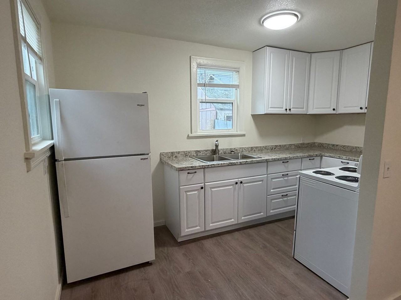 346 SW 3rd St - Photo 4 of 19