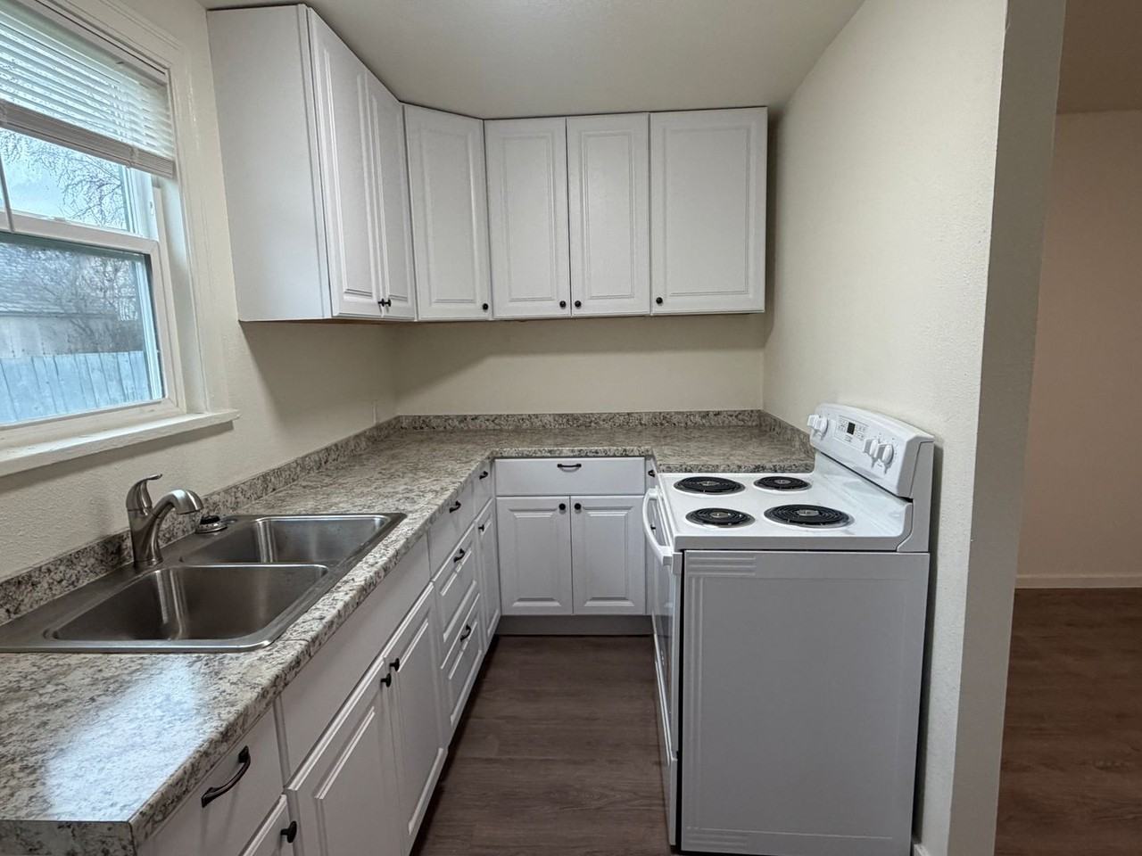 346 SW 3rd St - Photo 5 of 19