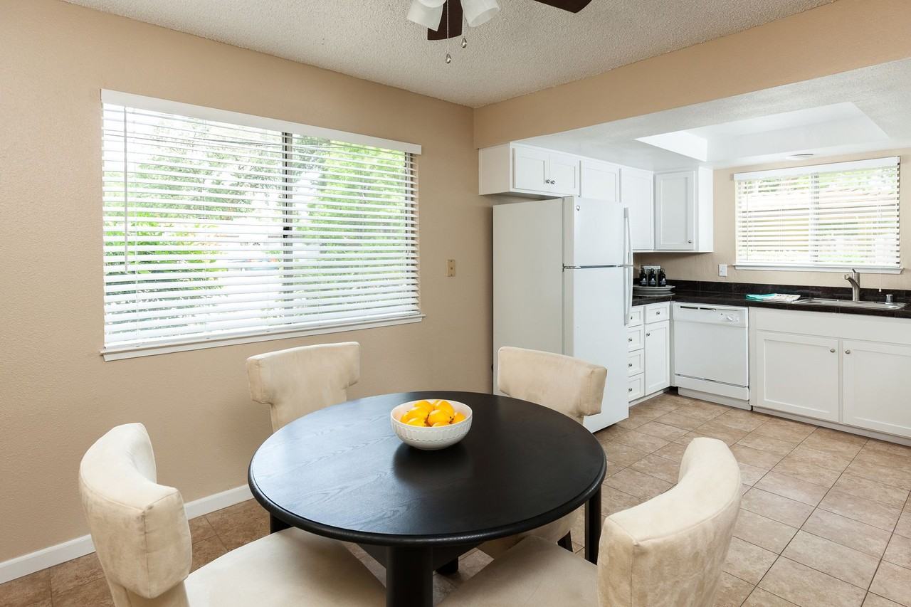 Campus Court Apartments - Photo 4 of 21