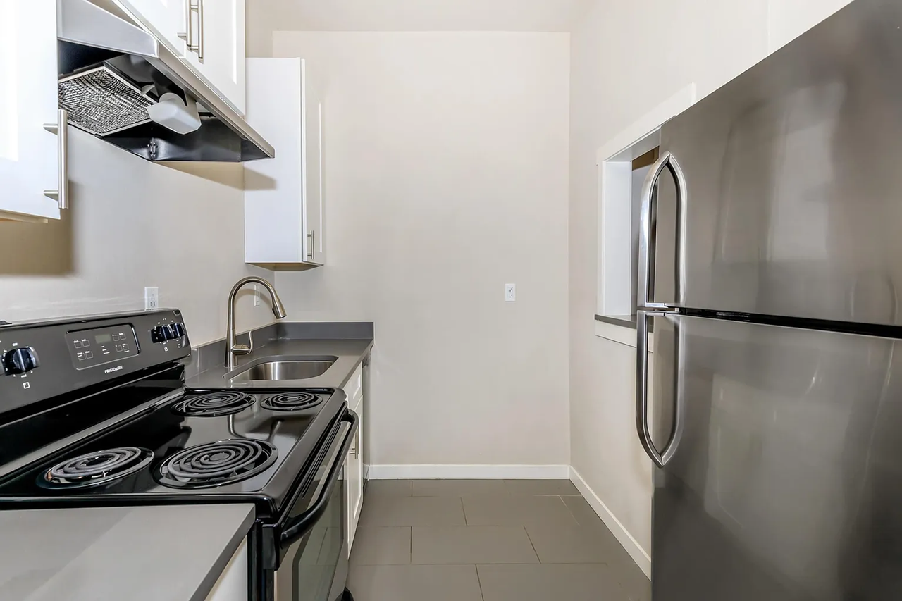 Spacious Retreat with Hardwood Floors, High Ceilings & Prime Downtown Seattle Location! - Photo 4 of 23