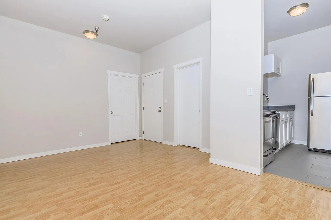 Spacious Retreat with Hardwood Floors, High Ceilings & Prime Downtown Seattle Location! - Photo 5 of 23