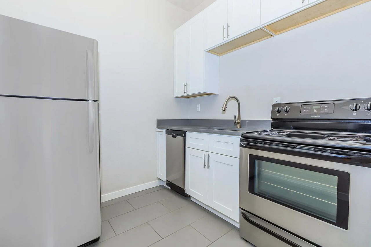 Spacious Retreat with Hardwood Floors, High Ceilings & Prime Downtown Seattle Location! - Photo 2 of 23