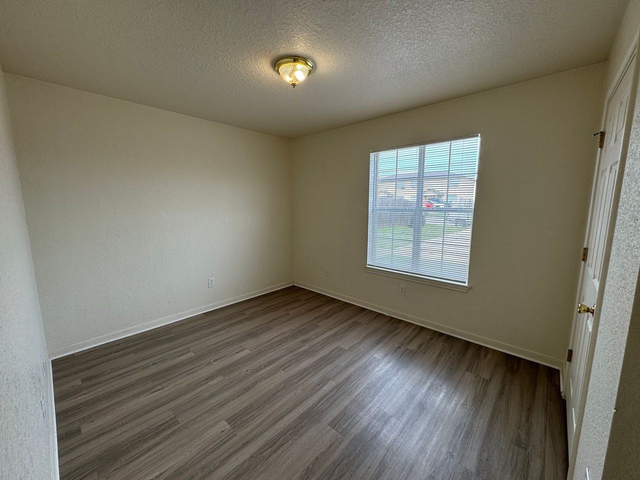 1606 Dugger Cir #B - Photo 7 of 25