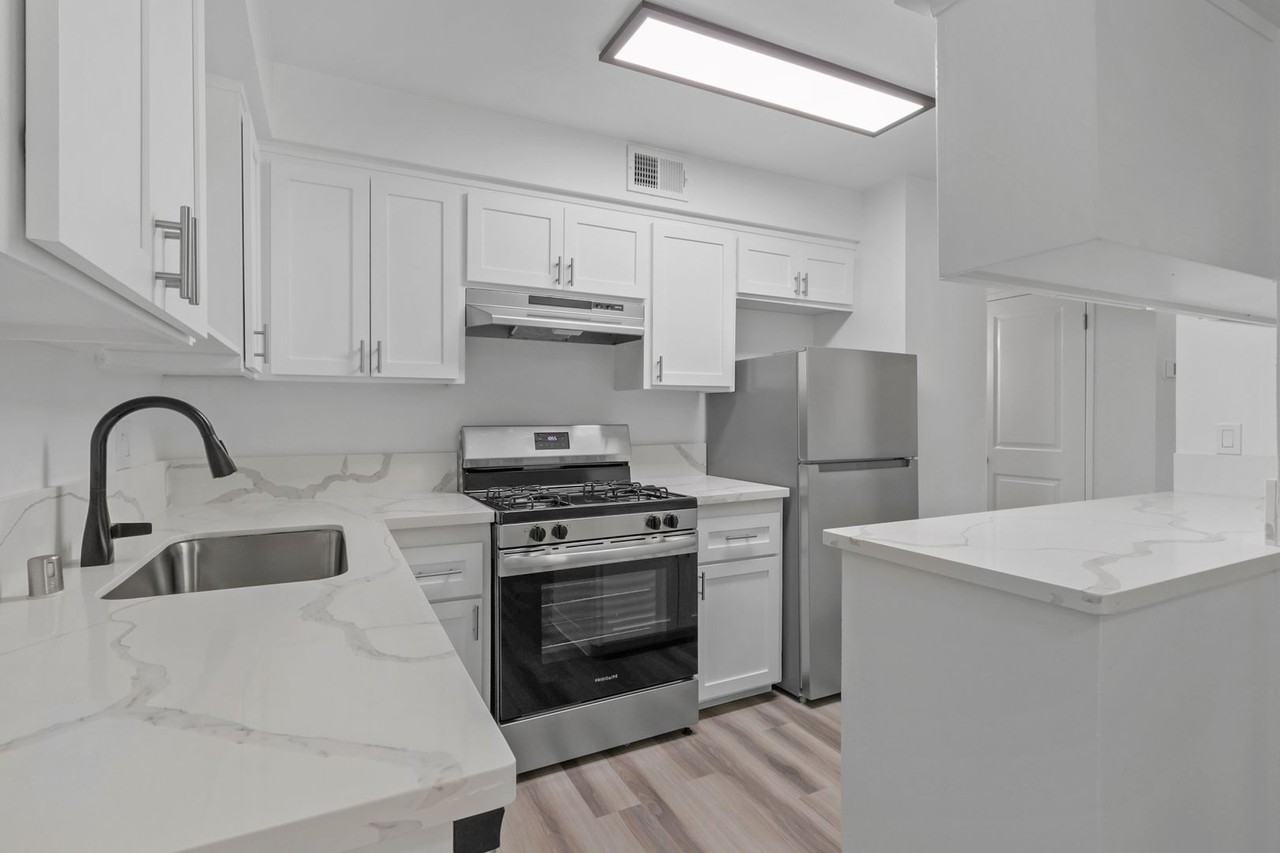 Courtyard - Photo 2 of 29