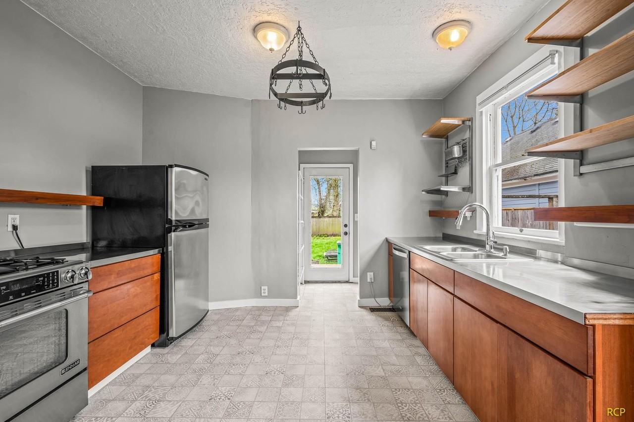 626 Ne Russell St #1 - Photo 4 of 24