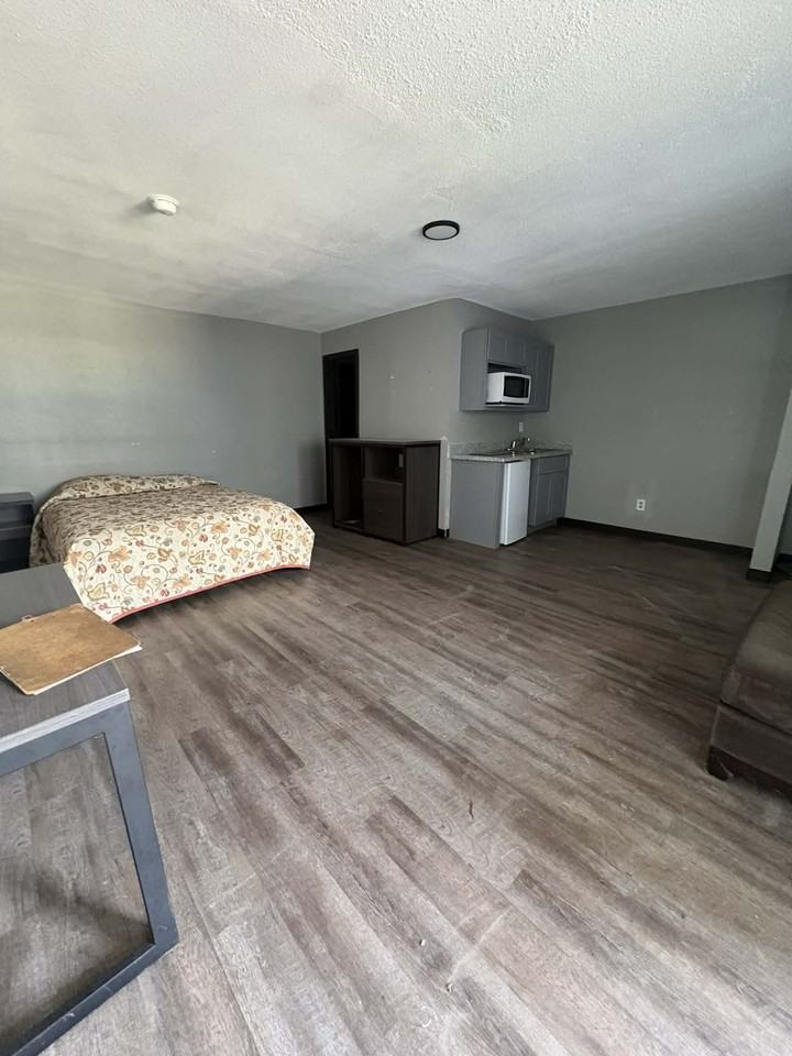 711 Pasadena Fwy #111