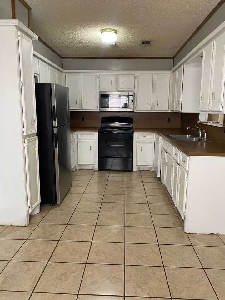 2737 79th St - Photo 2 of 19
