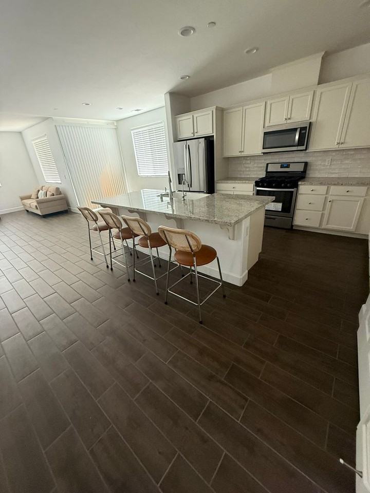 404 Manuel Ct - Photo 3 of 16