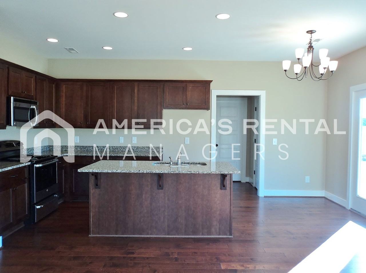300 Oakwell Cir - Photo 3 of 19