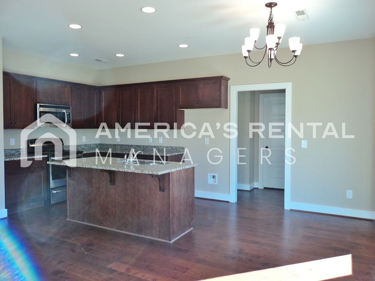 300 Oakwell Cir - Photo 4 of 19