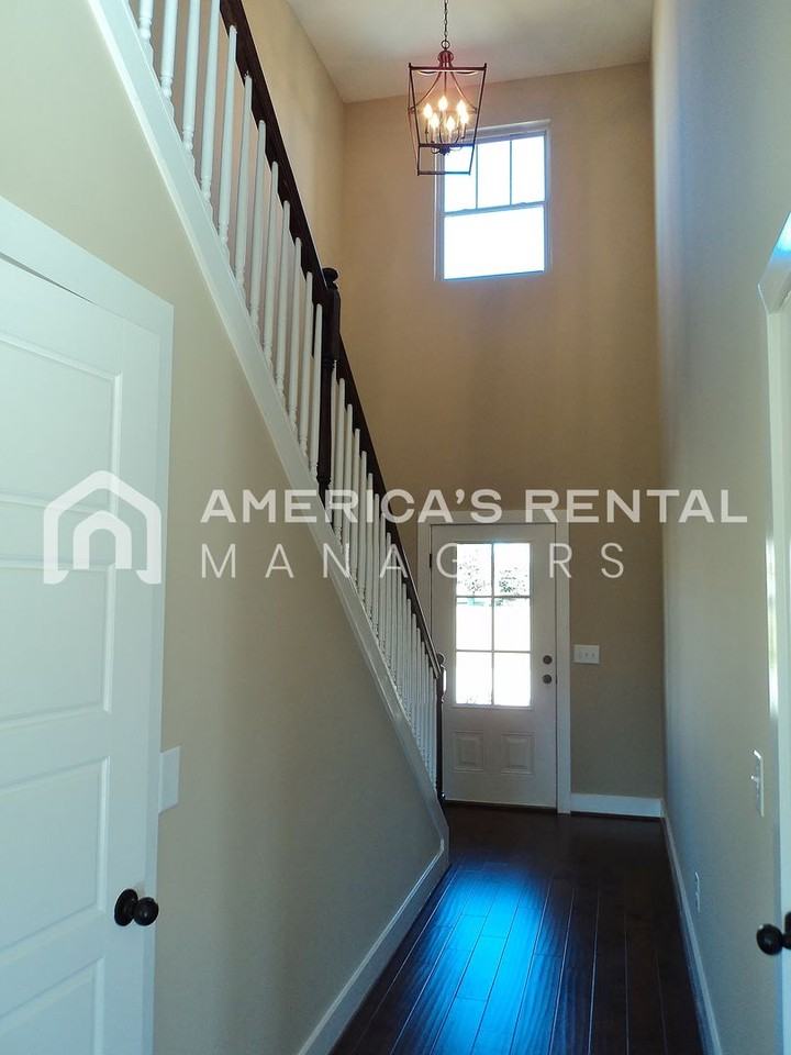 300 Oakwell Cir - Photo 5 of 19