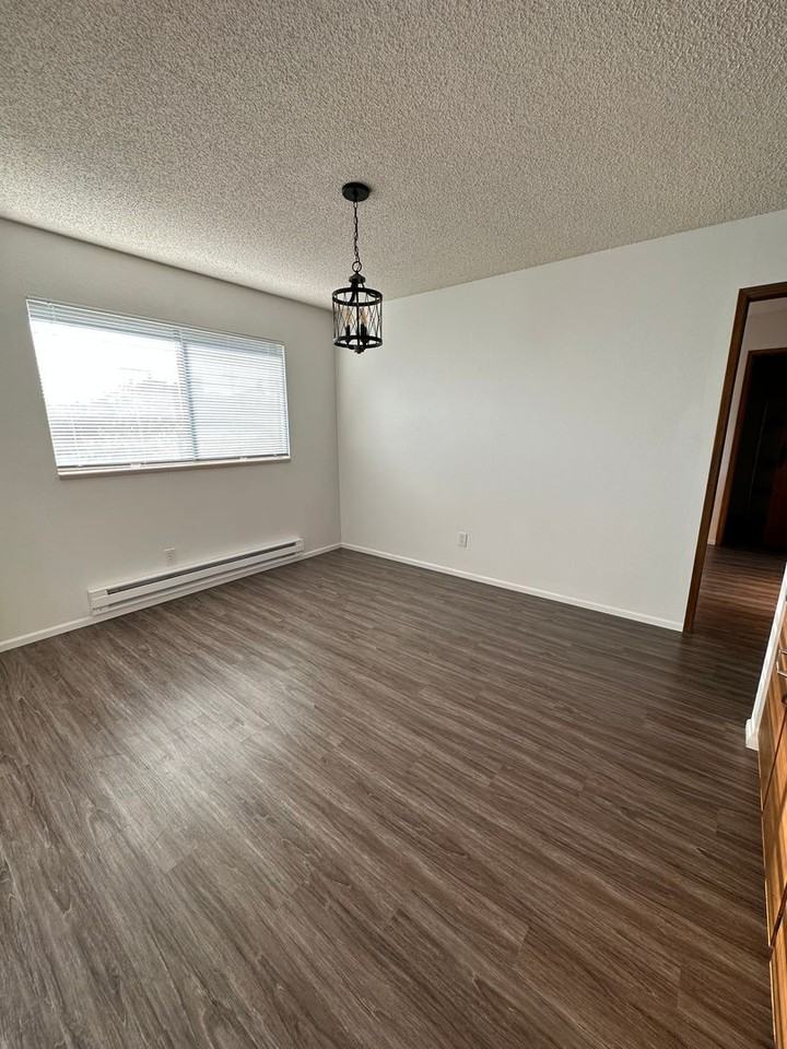 Sunset Manor - Photo 6 of 38